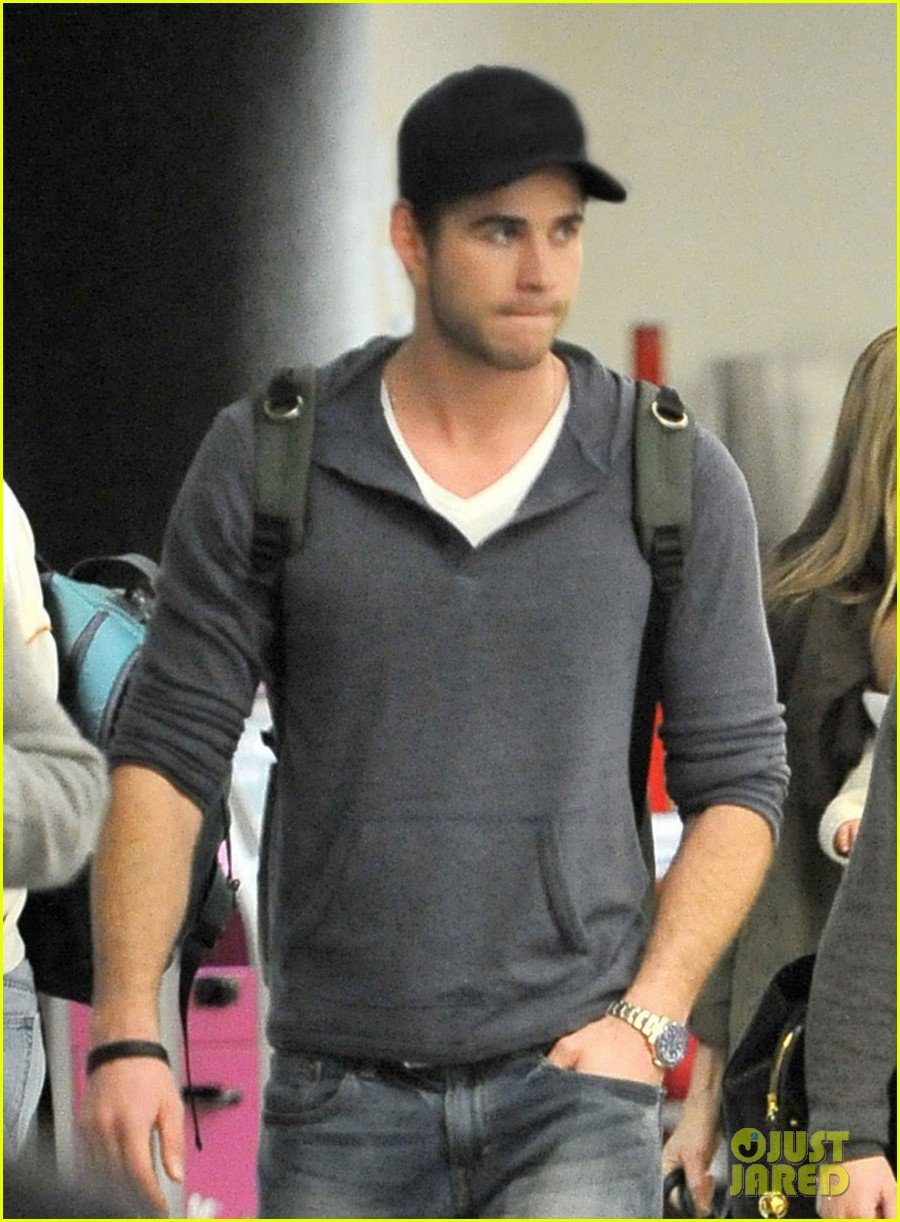 miley cyrus liam hemsworth take flight with the family 042792149