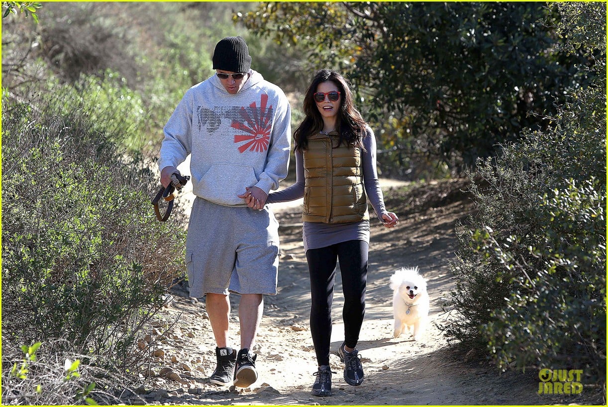 pregnant jenna dewan channing tatum hiking with the dogs 04
