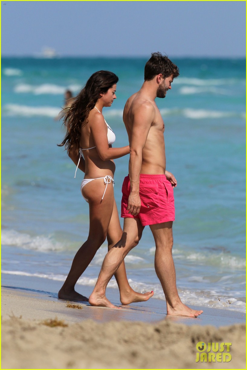 once upon time jamie dornan shirtless in miami 03