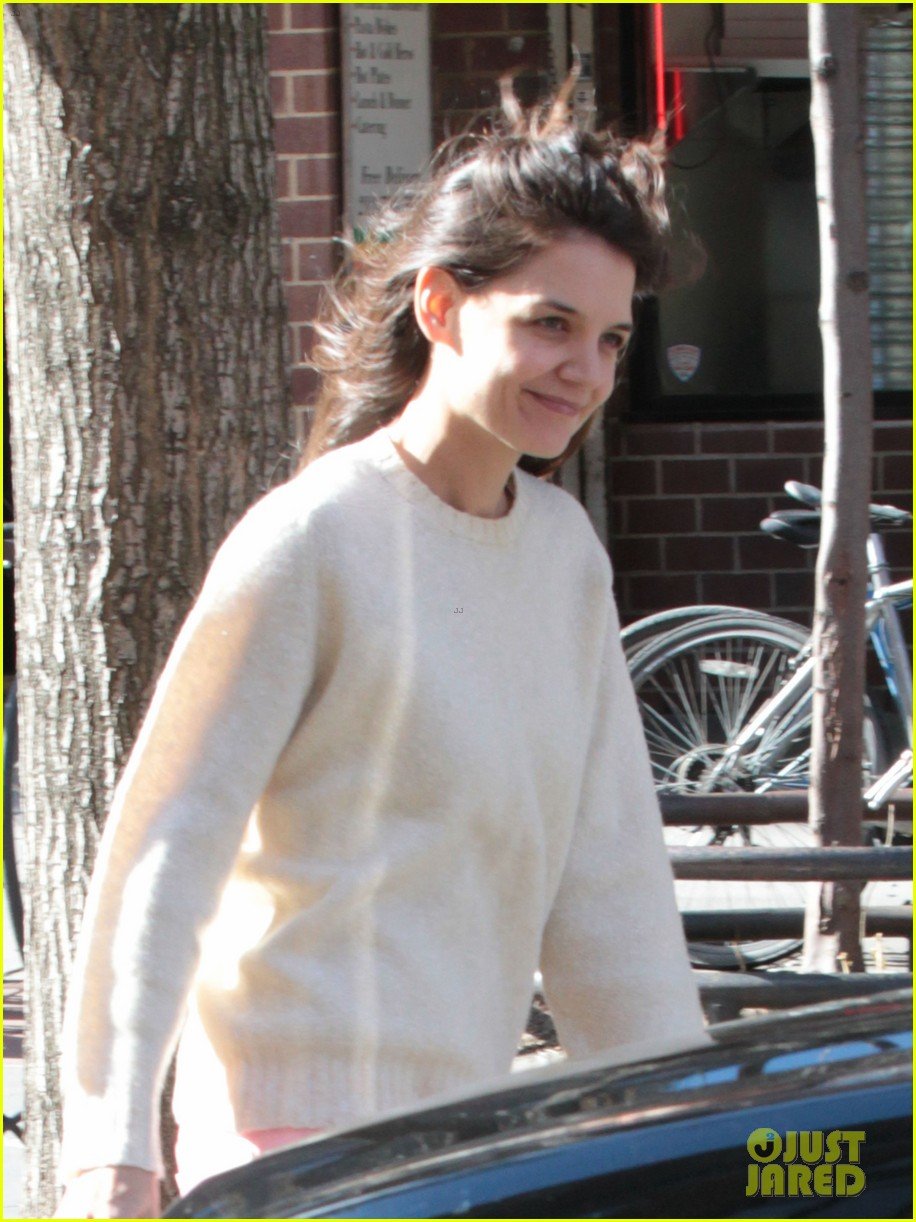 katie holmes real life carrie bradshaw in new york 042802267