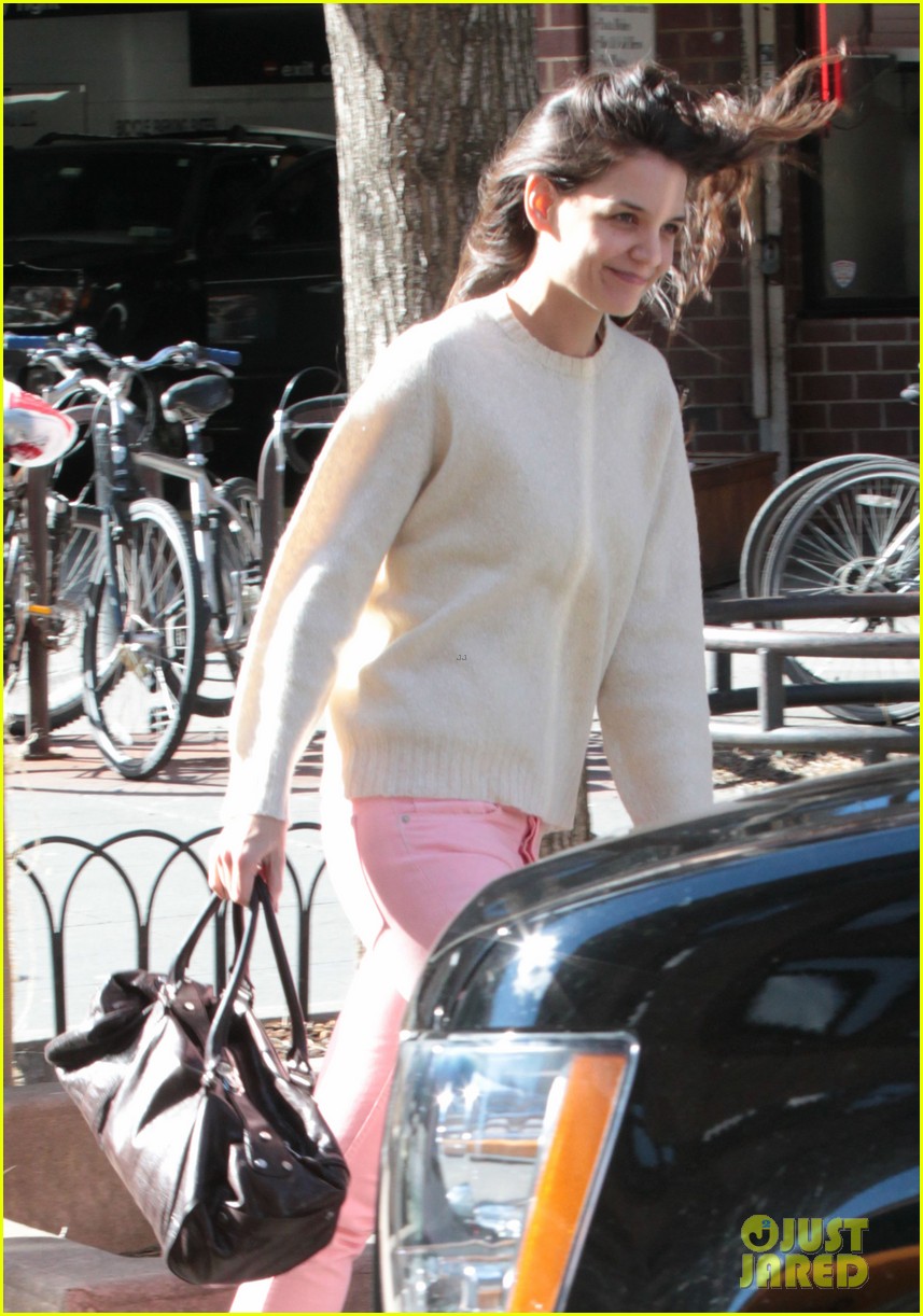katie holmes real life carrie bradshaw in new york 102802273
