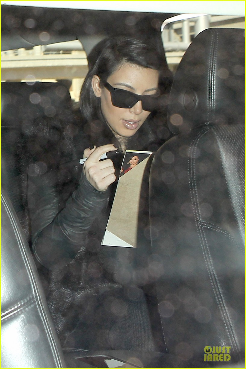 kim kardashian autograph signing at lax airport 02