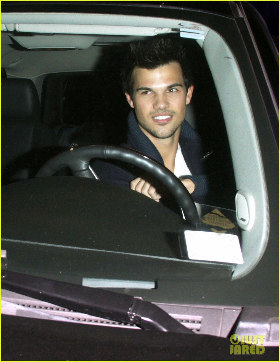taylor lautner clippers game with sara hicks 062788431