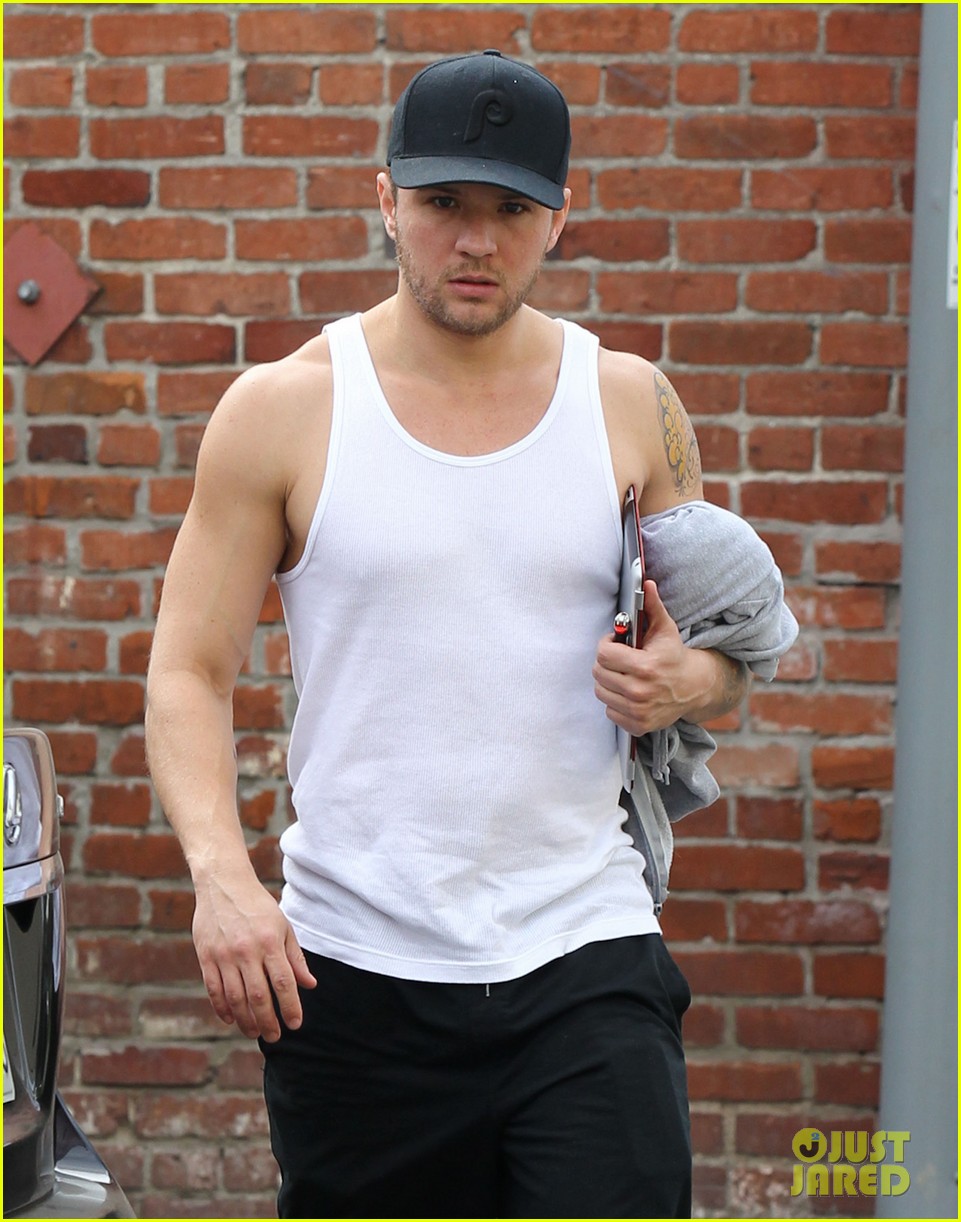 ryan phillippe muscle man at the gym 052797642