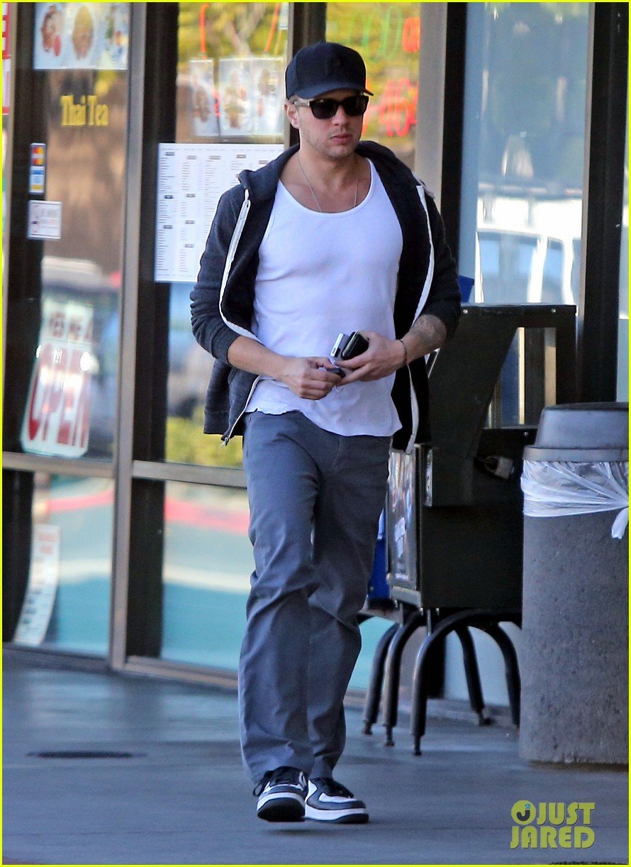 ryan phillippe eats subway reese witherspoon kids shop 102789865