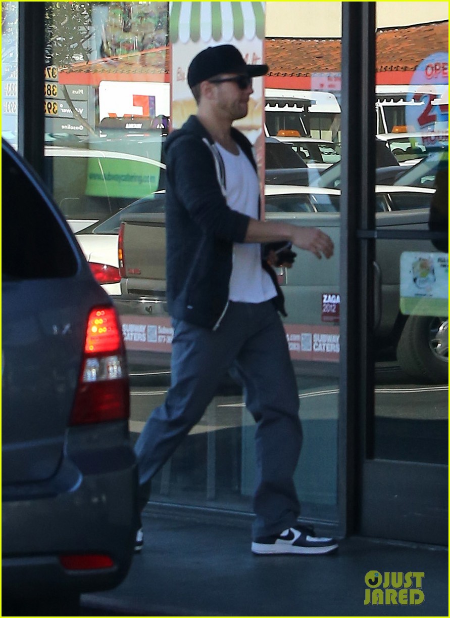 ryan phillippe eats subway reese witherspoon kids shop 112789866