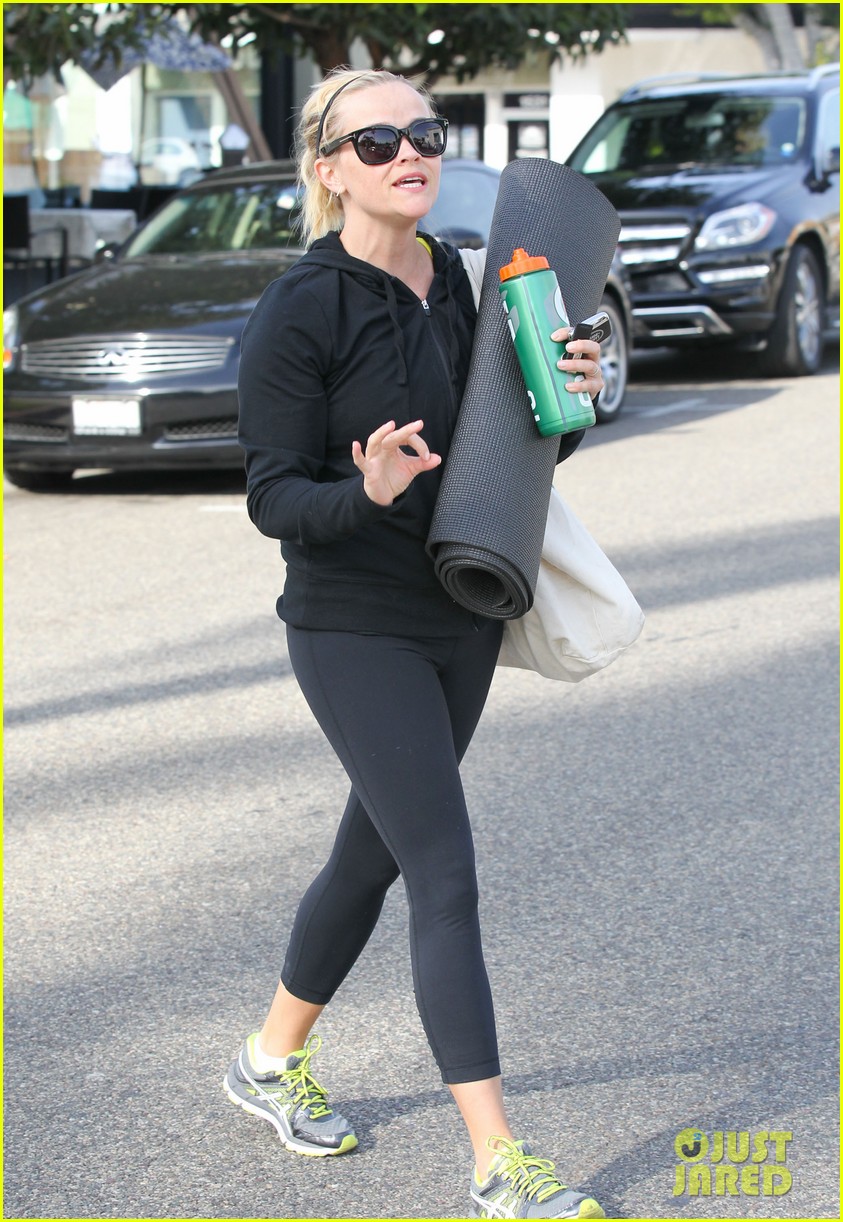 reese witherspoon wednesday yoga woman 112787536