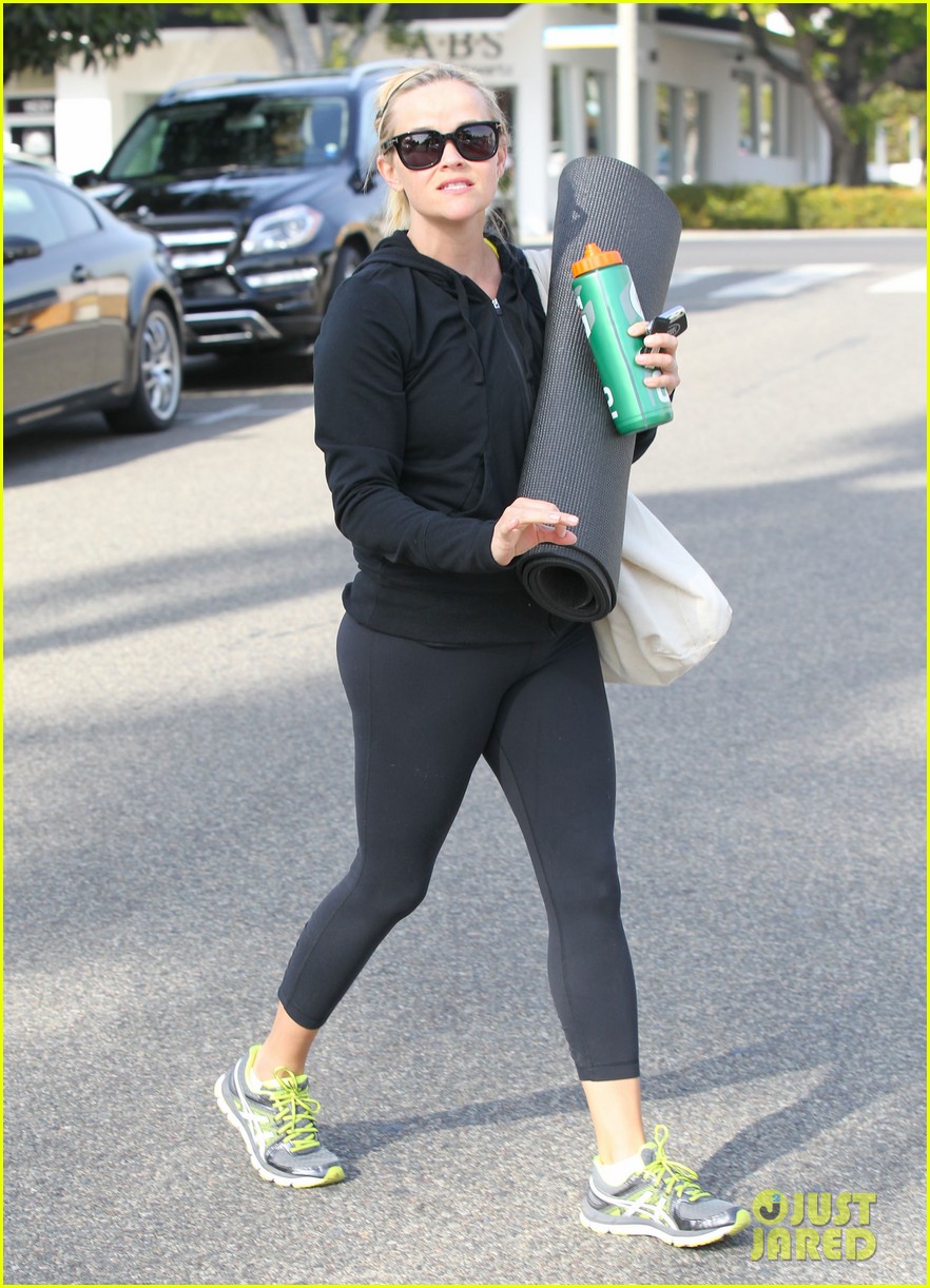 reese witherspoon wednesday yoga woman 12