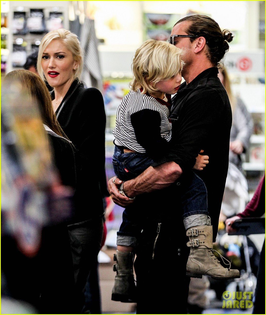 gwen stefani gavin rossdale toy shopping with the kids 042800220
