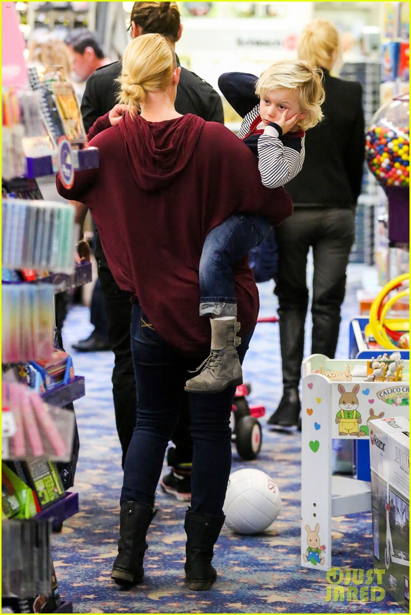 gwen stefani gavin rossdale toy shopping with the kids 122800228