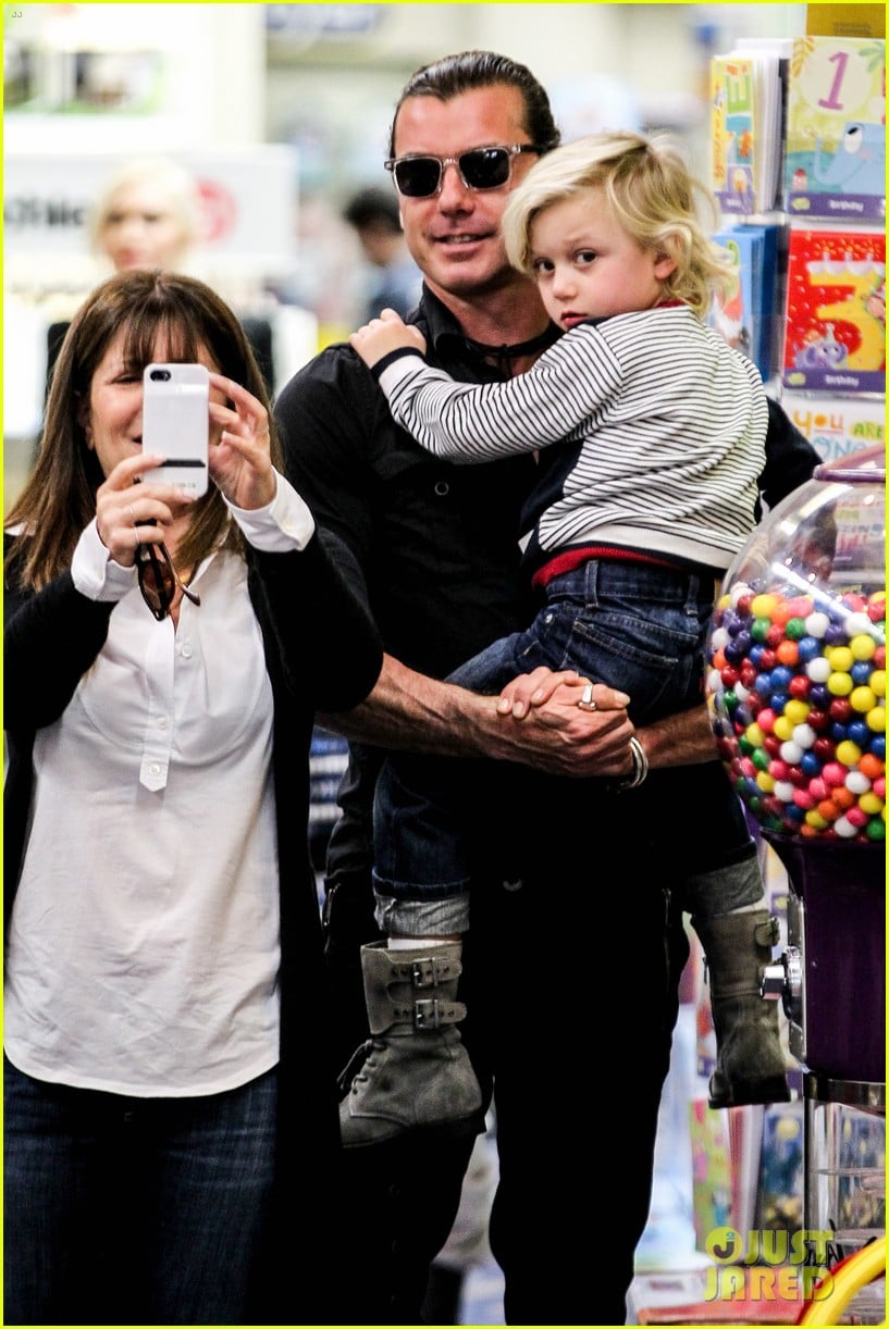 gwen stefani gavin rossdale toy shopping with the kids 192800235