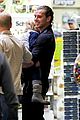 gwen stefani gavin rossdale toy shopping with the kids 14