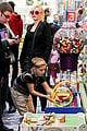 gwen stefani gavin rossdale toy shopping with the kids 17