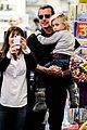 gwen stefani gavin rossdale toy shopping with the kids 19