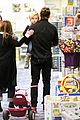 gwen stefani gavin rossdale toy shopping with the kids 22