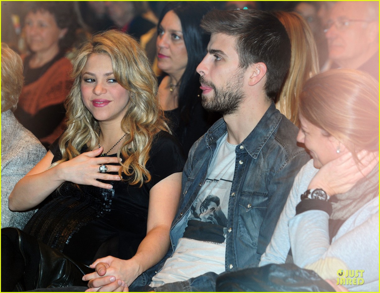 Pregnant Shakira \u0026 Gerard Pique: 'The Wind and Random' Book Presentation!:  Photo 2792491 | Celebrity Babies, Gerard Pique, Shakira Photos | Just  Jared: Entertainment News, image size:1222x942