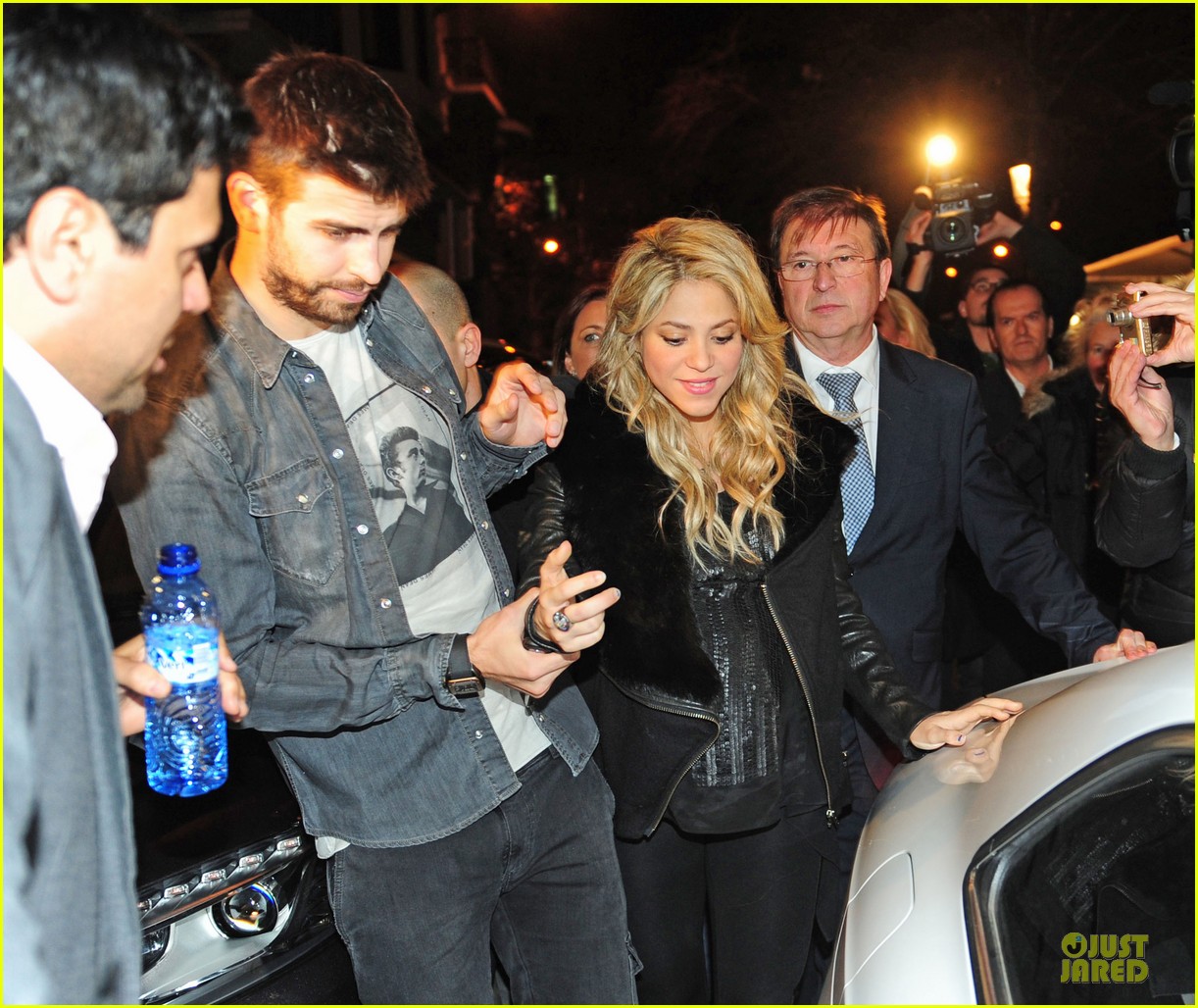 Pregnant Shakira \u0026 Gerard Pique: 'The Wind and Random' Book Presentation!:  Photo 2792505 | Celebrity Babies, Gerard Pique, Shakira Photos | Just  Jared: Entertainment News, image size:1222x1028