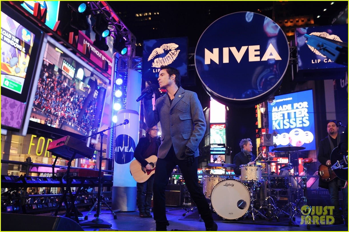 train new years eve performance in times square 16