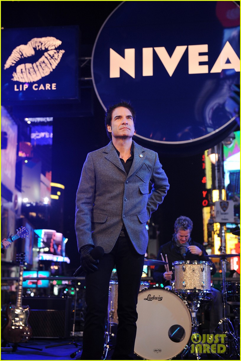 train new years eve performance in times square 18