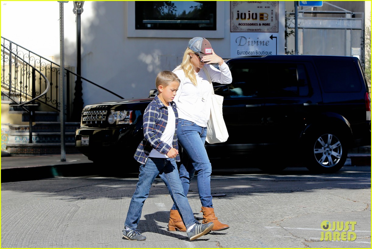 reese witherspoon sunday errands with deacon 06