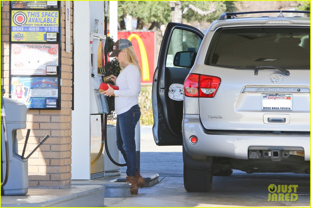 reese witherspoon sunday errands with deacon 082795859