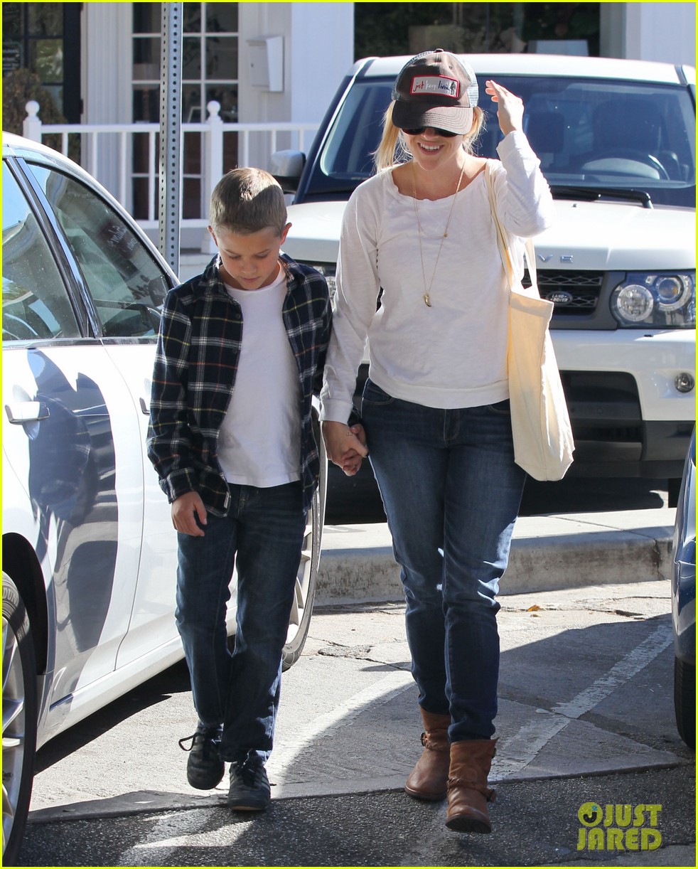 Reese Witherspoon Sunday Errands with Deacon Photo 2795863