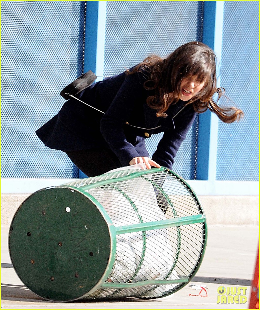 zooey deschanel new girl fight scene with the boys 032794227