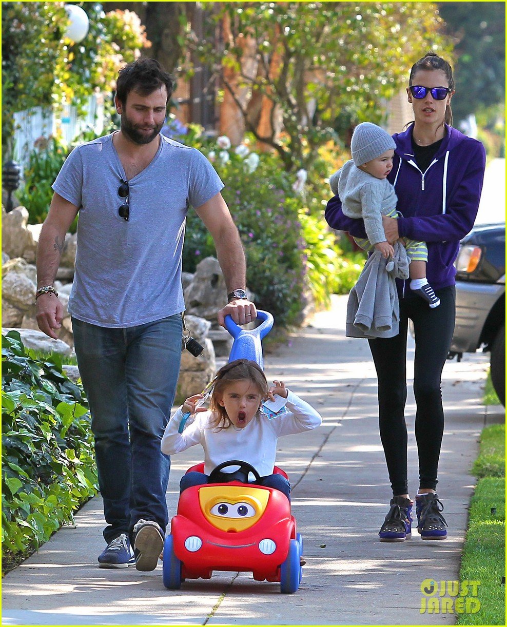 alessandra ambrosio park day with the family 15