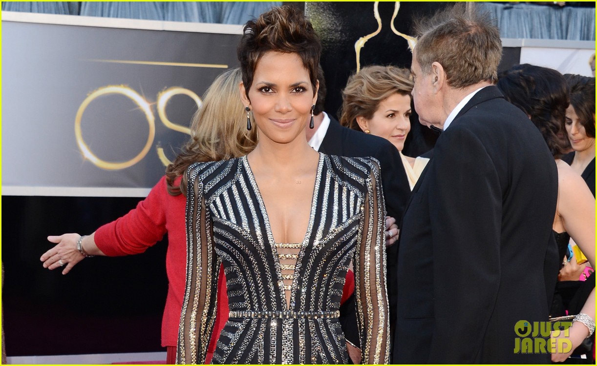 halle berry oscars 2013 red carpet 042819171