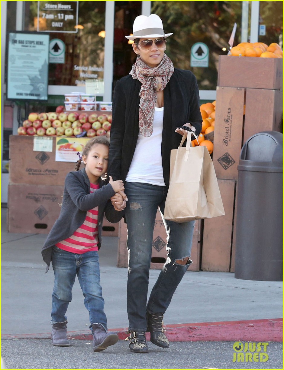 halle berry bristol farms stop with nahla 152811313