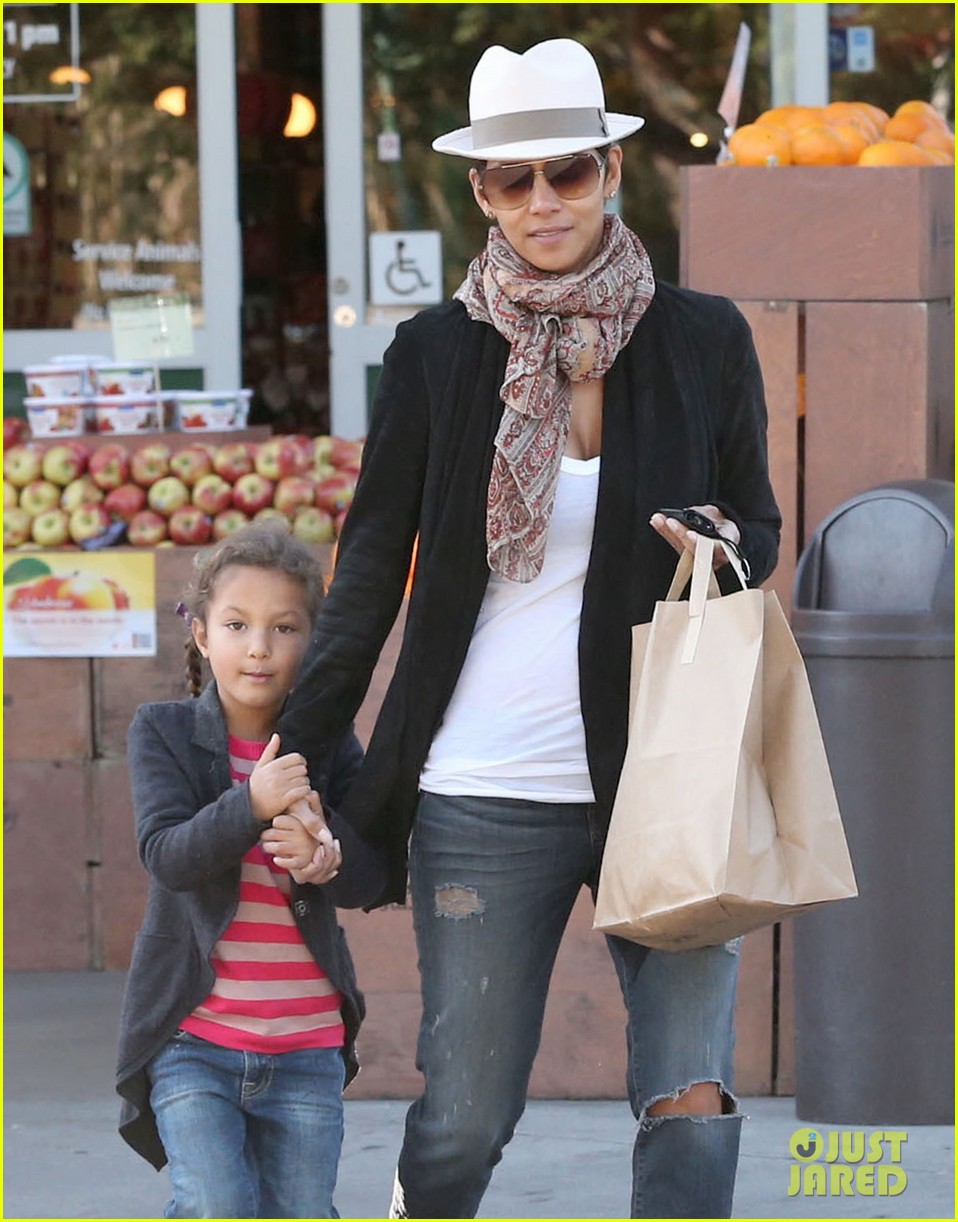 halle berry bristol farms stop with nahla 162811314