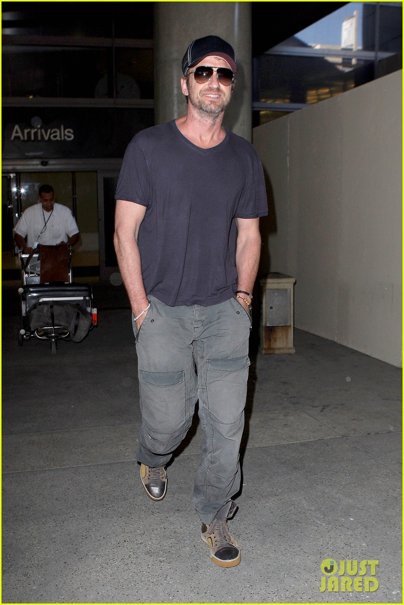 gerard butler solo lax arrival on valentines day 012812289
