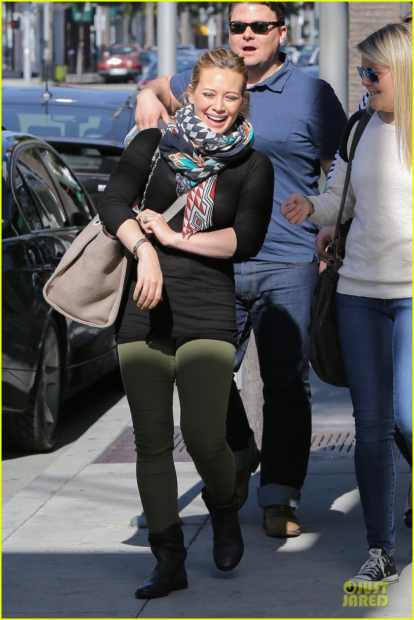 hilary duff mike comrie visiting family breakfast 03