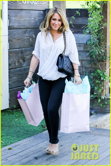 hilary duff baby shower with sister haylie 24