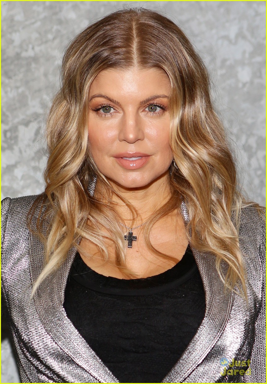 fergie front row at armani 022818390