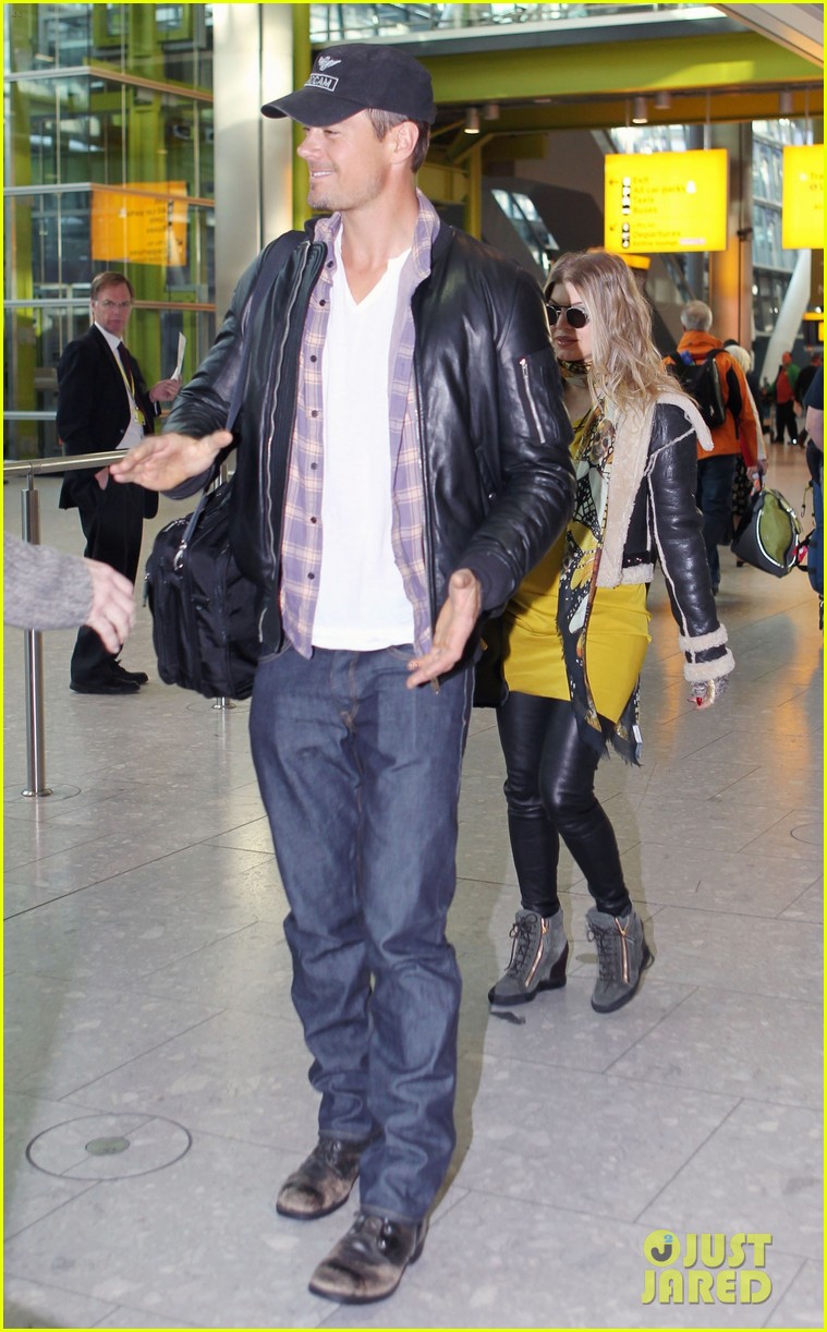 Fergie Pregnant Heathrow Arrival with Josh Duhamel! Photo 2815079