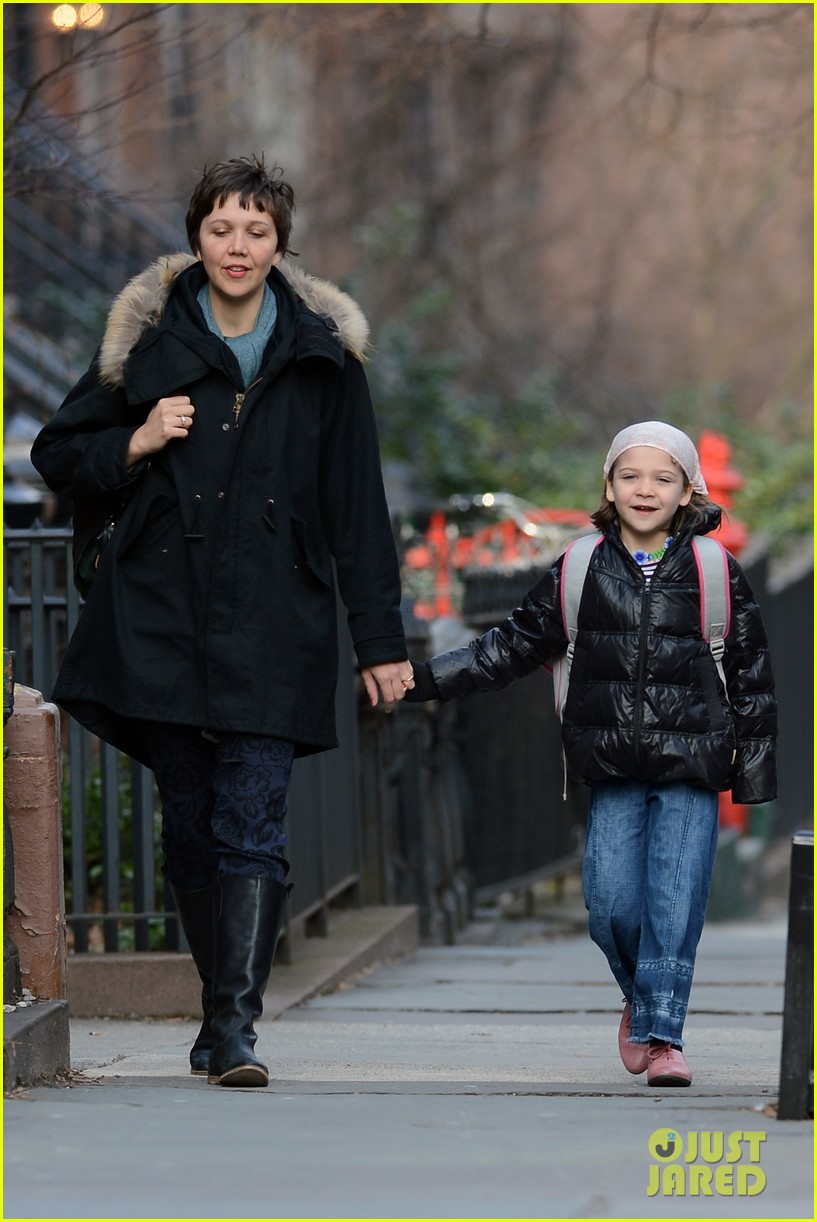 Maggie Gyllenhaal Short Haired School Walk with Ramona! Photo 2821094
