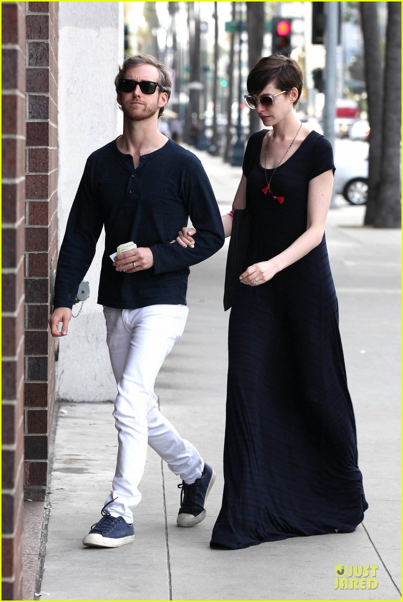 anne hathaway adam shulman medical office visiting couple 05