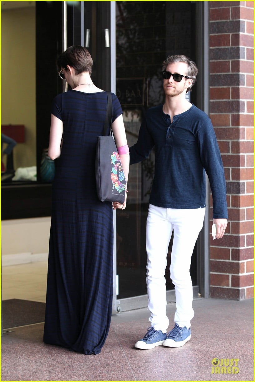 anne hathaway adam shulman medical office visiting couple 212803004