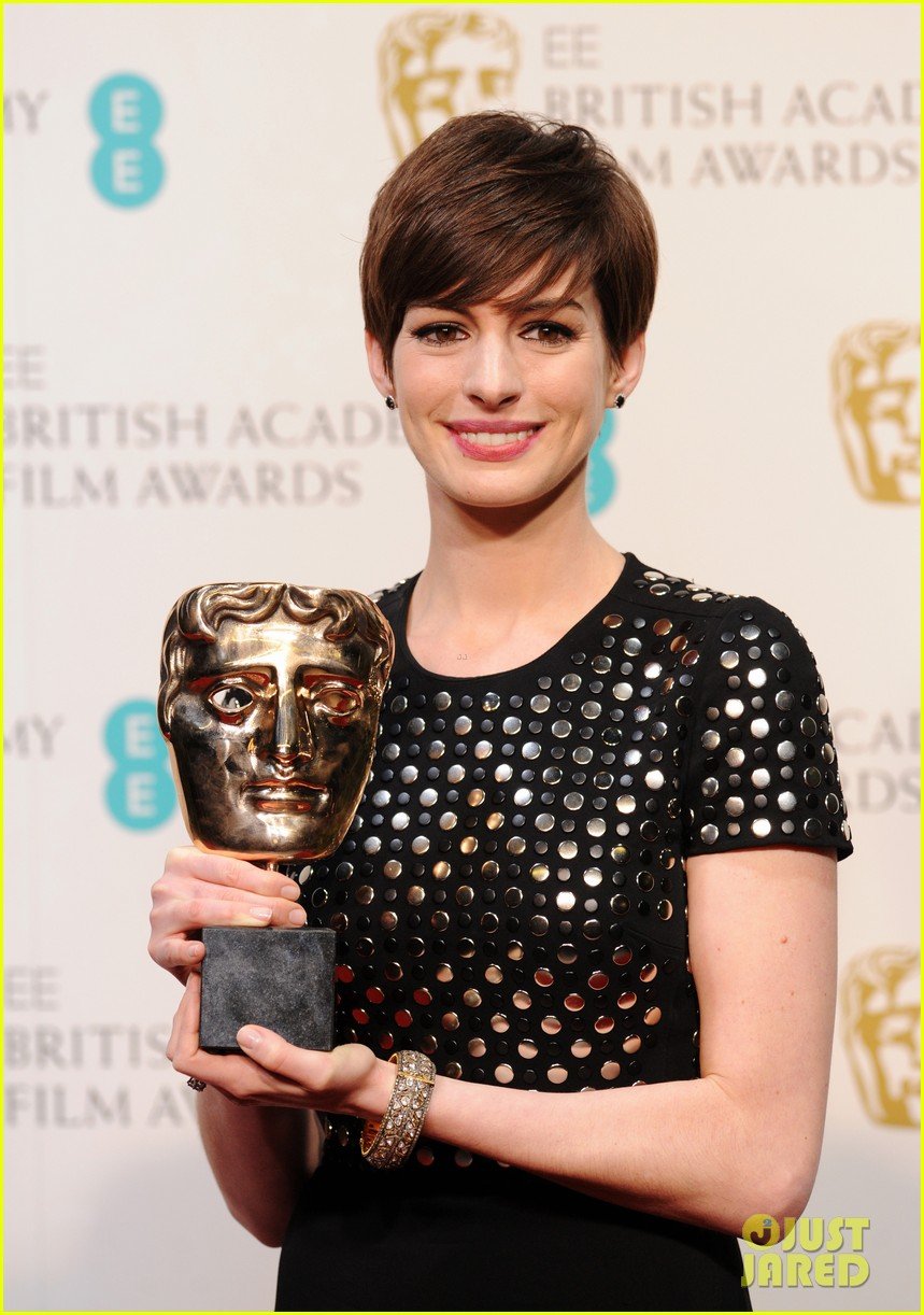 anne hathaway wins best supporting actress baftas 2013 022808963