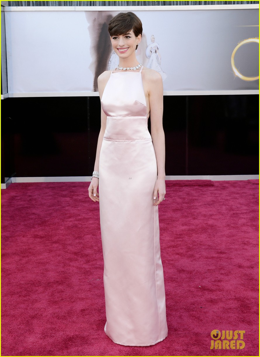 anne hathaway wins best supporting actress oscar 2013 012819523