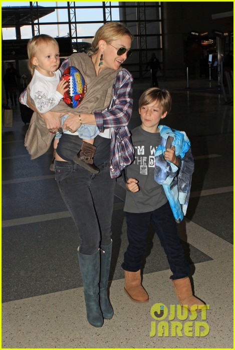 kate hudson lax departure with the little ones 03