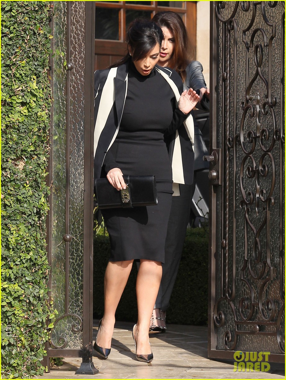 kim kardashian faces criticism for tweeting gun photo 06