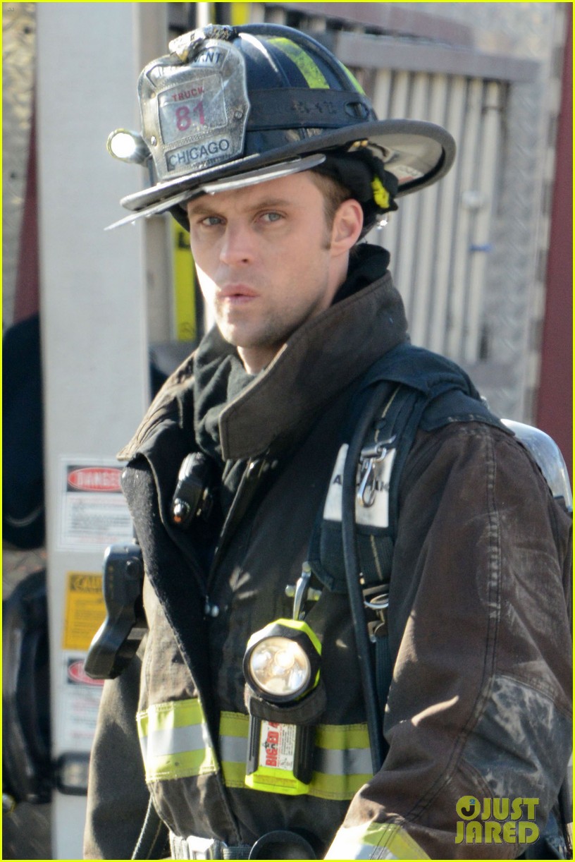 taylor kinney films chicago fire while gilfriend lady gaga has surgery 042816498