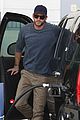 liam hemsworth lunch gas station stop 02