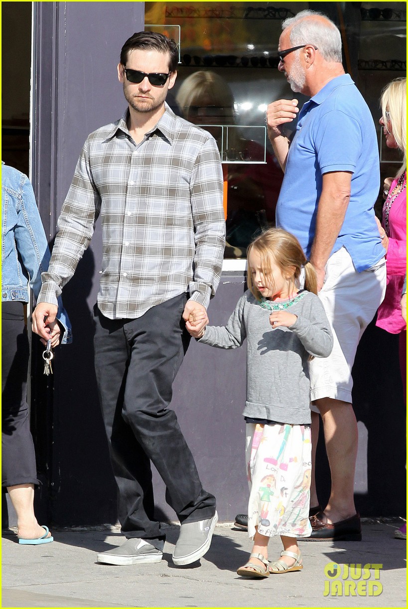 tobey maguire brunch with the family 132814448