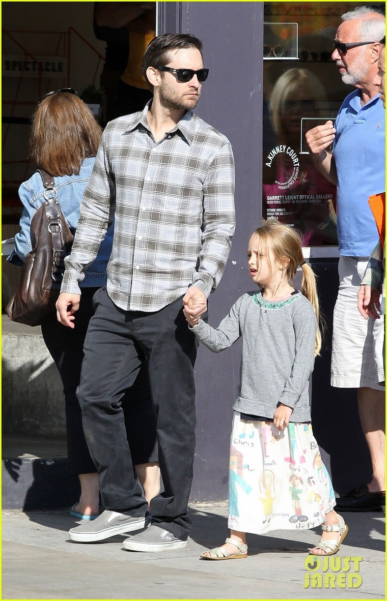 Tobey Maguire Sunday Brunch with the Family! Photo 2814450