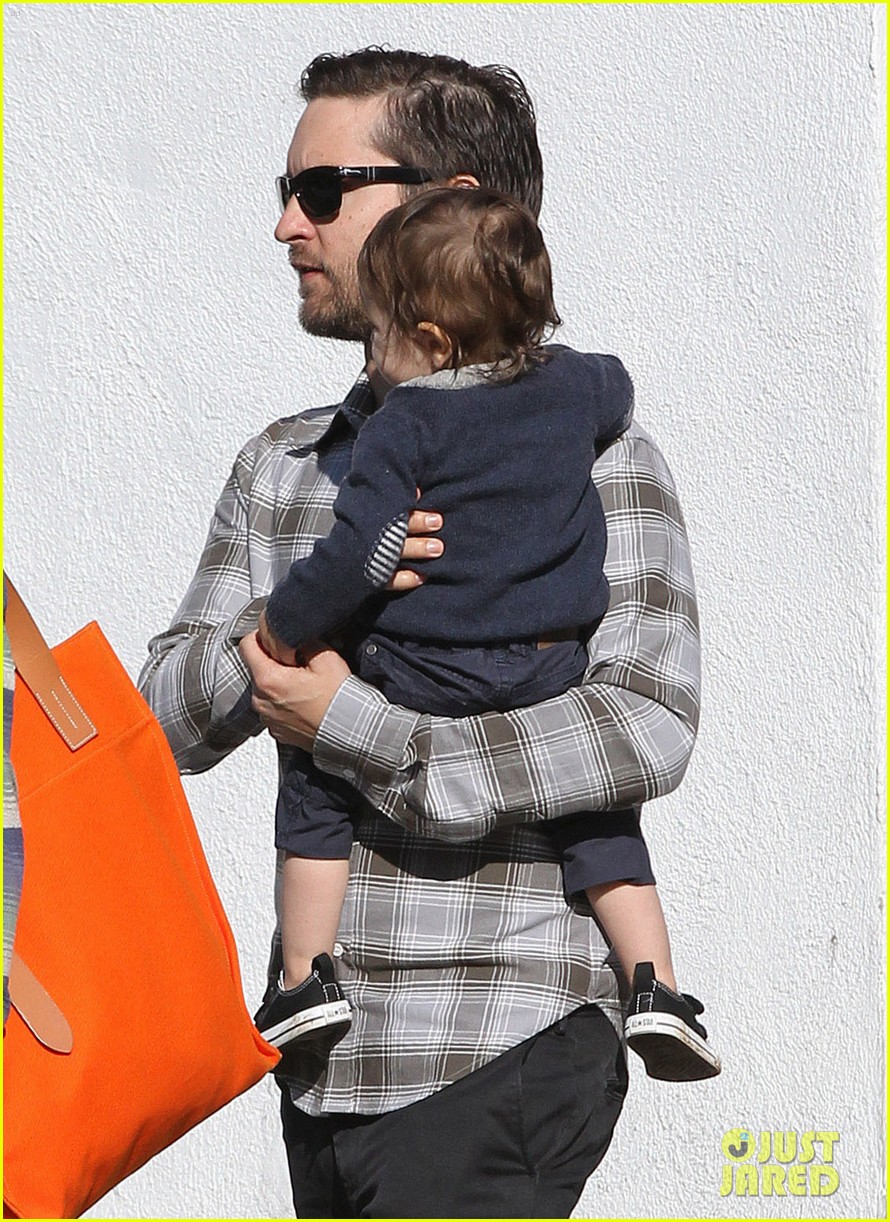 tobey maguire brunch with the family 17