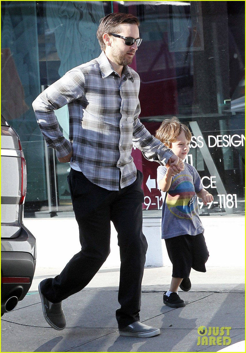 tobey maguire brunch with the family 19