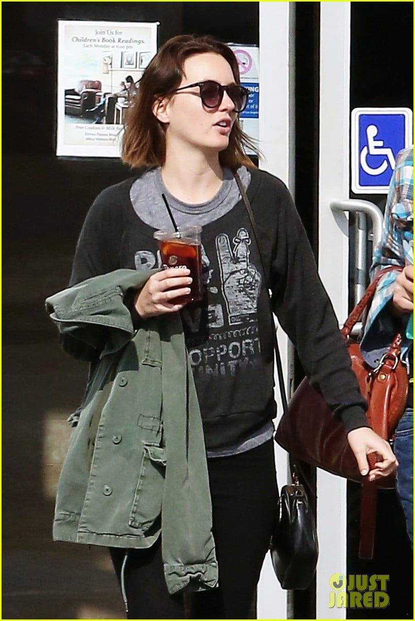 leighton meester lunches after night with adam brody 04